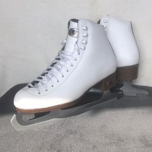 RIEDELL RED RIBBON 117 LADIES FIGURE SKATE